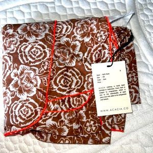 NWT//Acacia Kuau in Java. 44 inches in length and 21 in height.